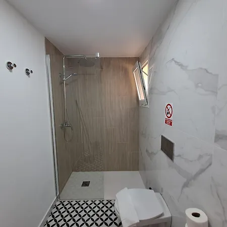 Daire Homeforguest 15 Con Terraza Y Piscina En