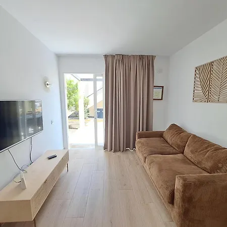 Homeforguest 15 Con Terraza Y Piscina En *